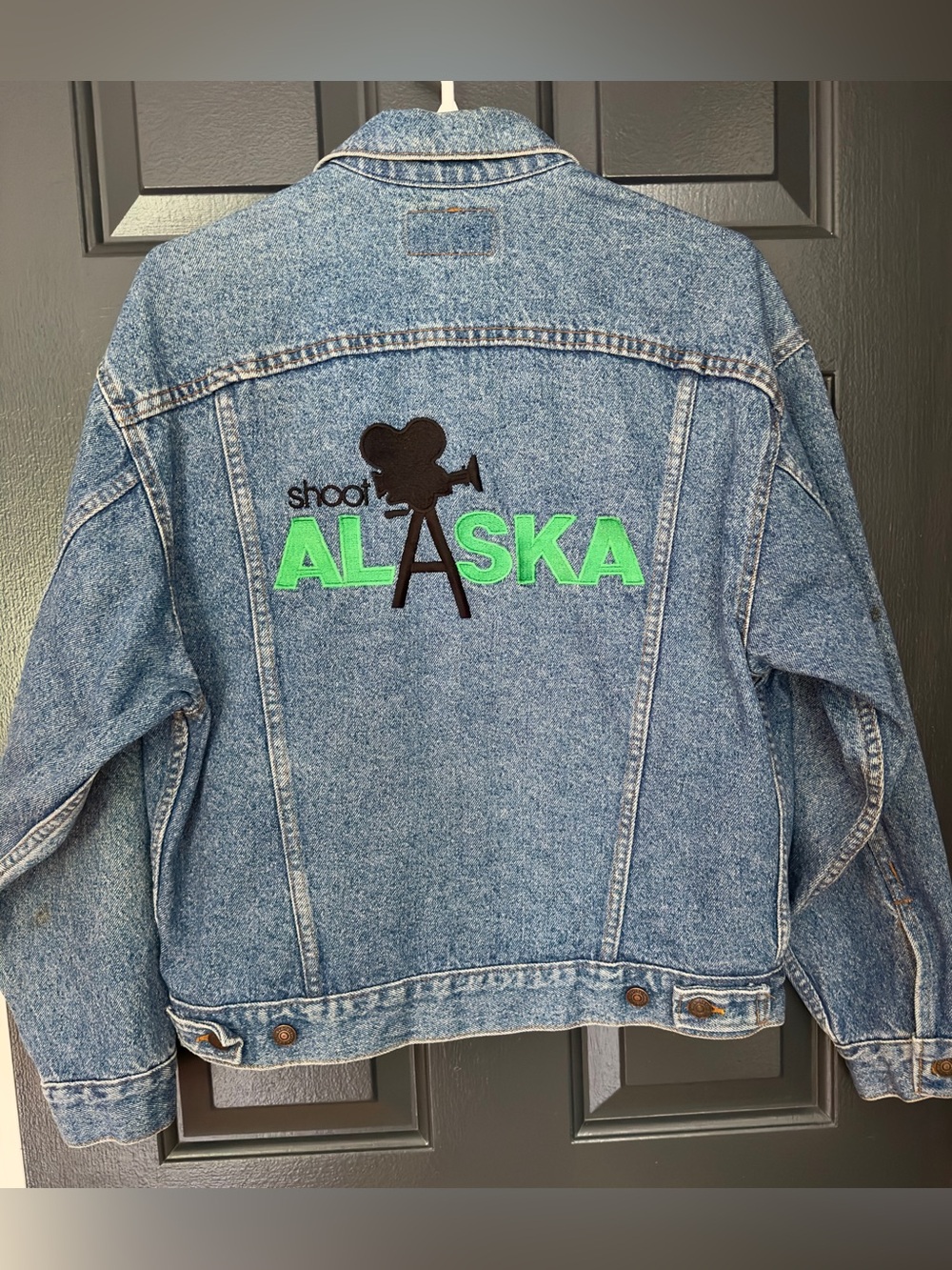 Vintage 80s Levi’s 70507 Denim Trucker Jacket Shoot Alaska Film Logo Small - Picture 8 of 14